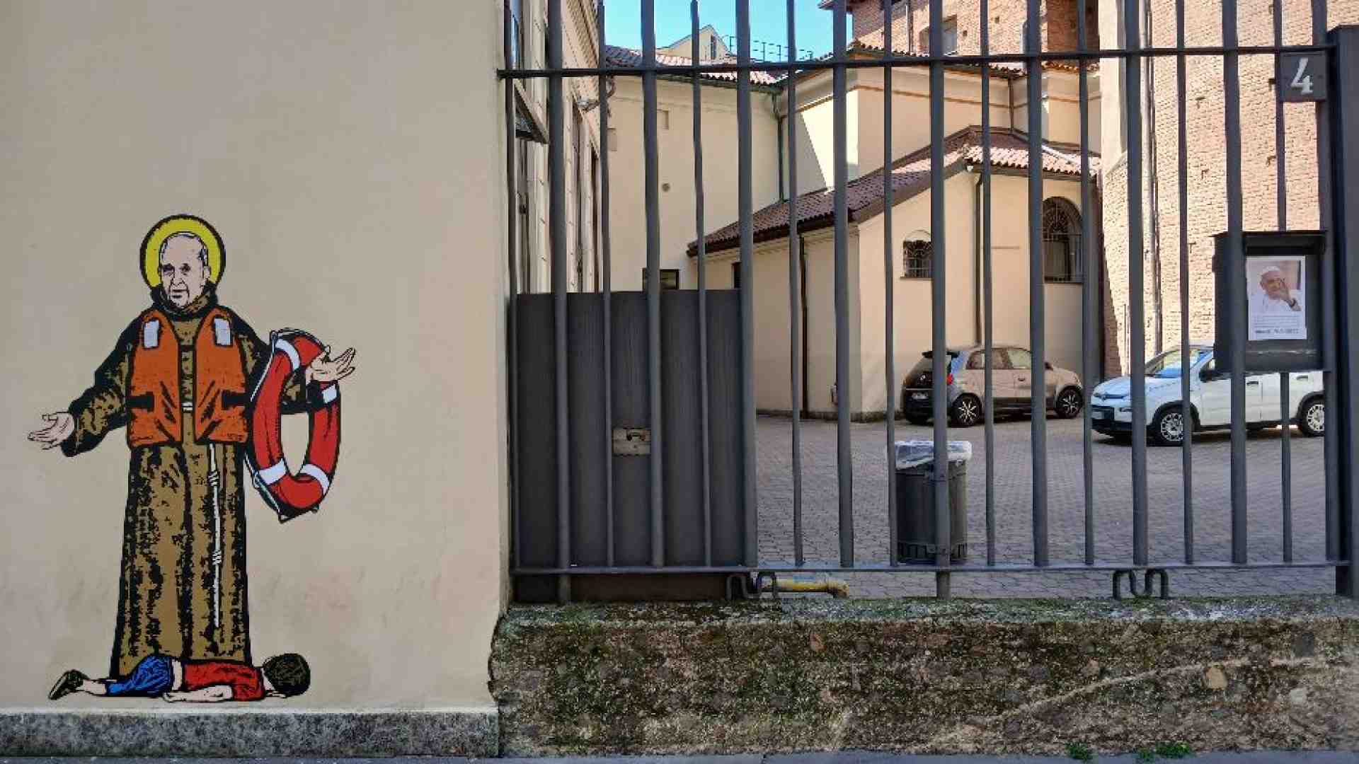Immagine di Francesco e il piccolo Alan, un murales a Milano