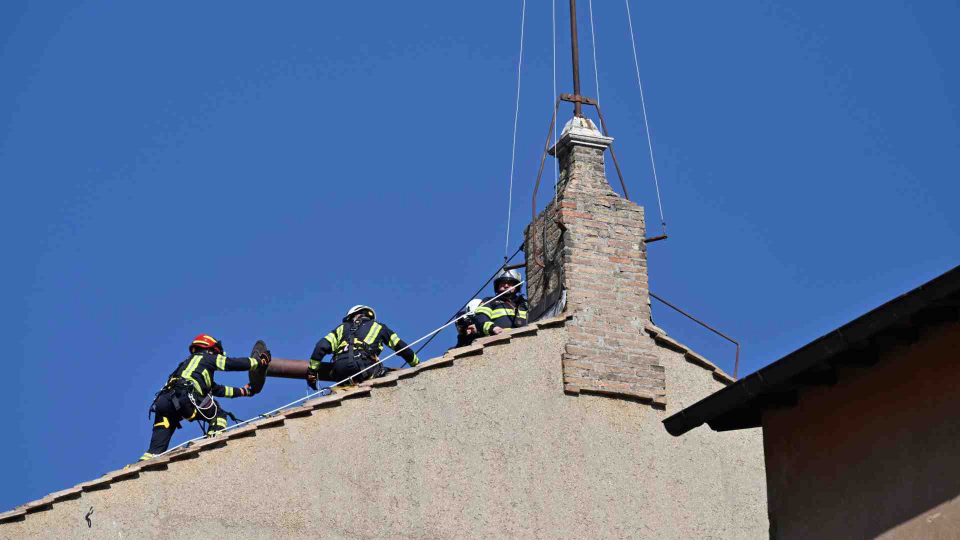 Immagine di Montato il comignolo sulla Sistina. Da lì arriverà la fumata bianca