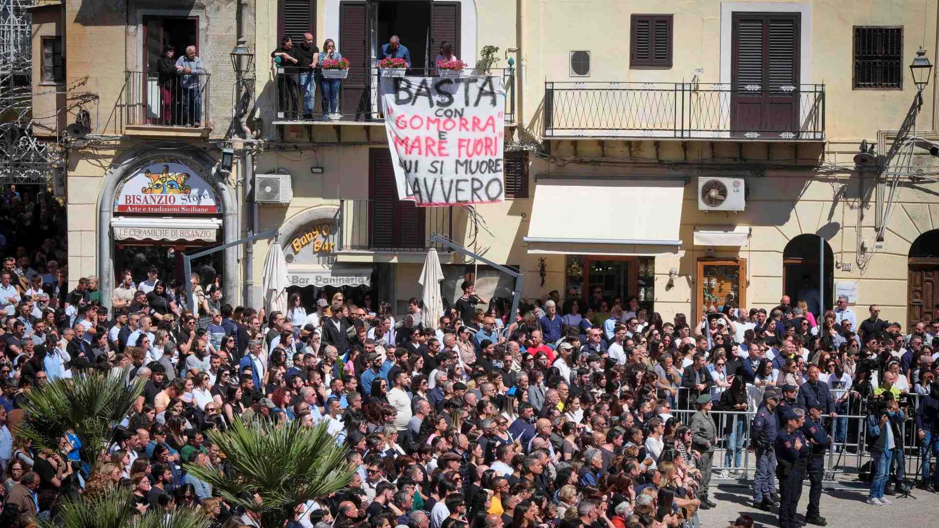 Immagine di «Perché tanta violenza?». E ai funerali spunta uno striscione contro Gomorra