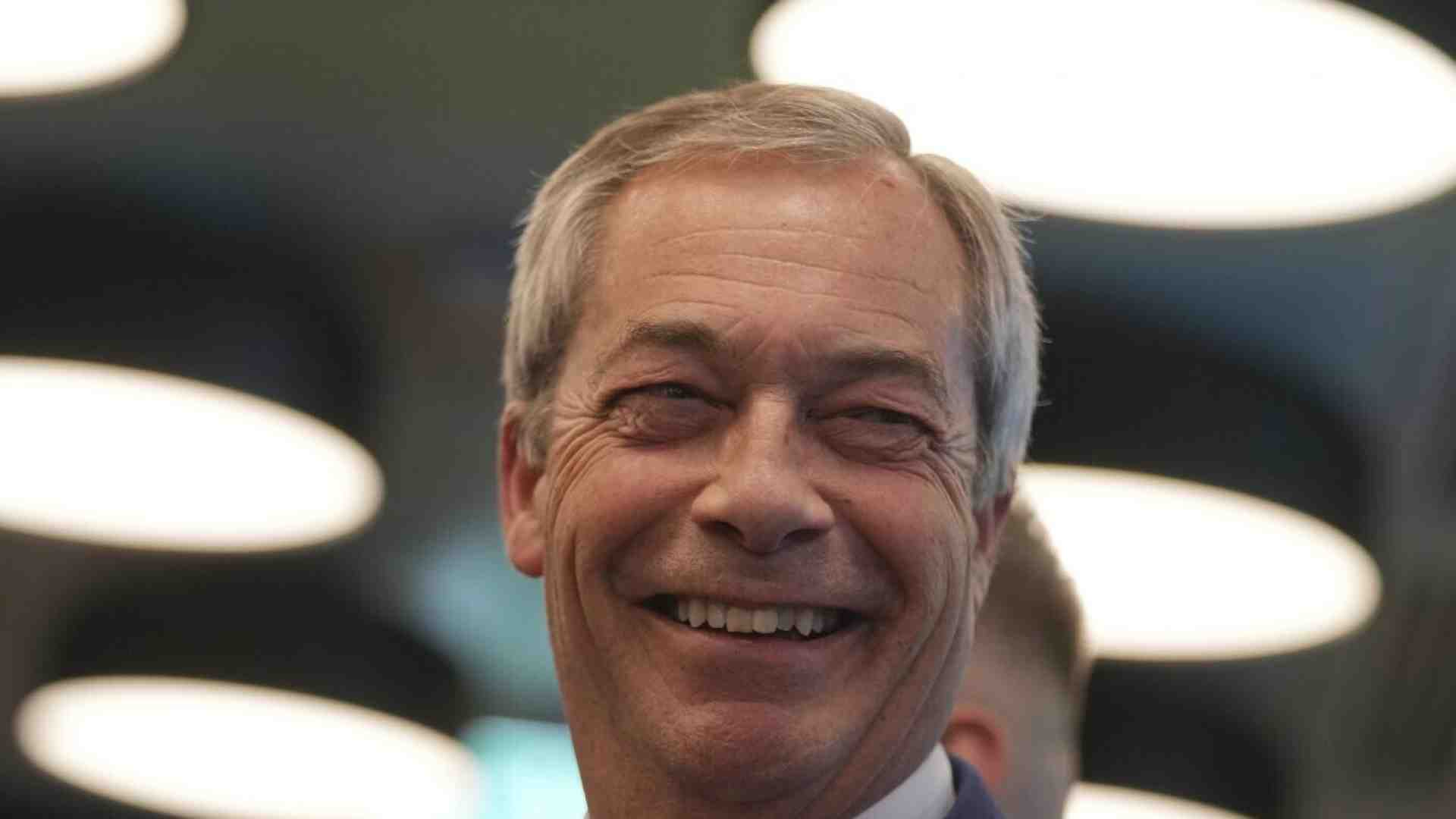 Immagine di Nigel Farage ride dopo le amministrative inglesi