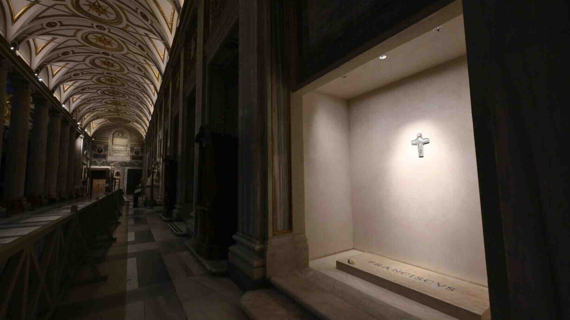 Immagine di La lastra di marmo di Francesco e la tomba di Pietro. Più che simboli