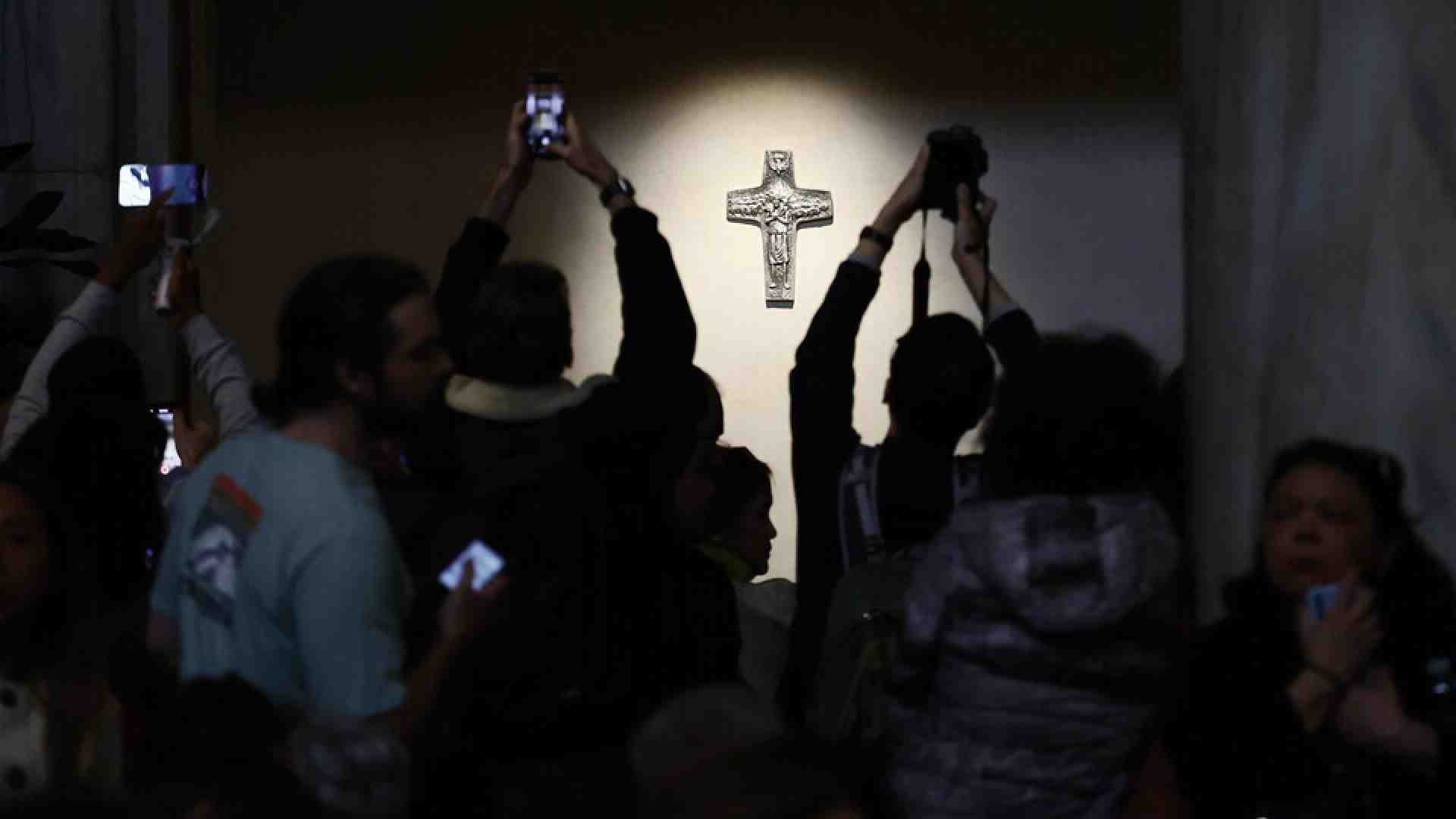 Immagine di L'Esquilino papalino tra gadget pontifici, croci in finto oro, ombrelli parasole