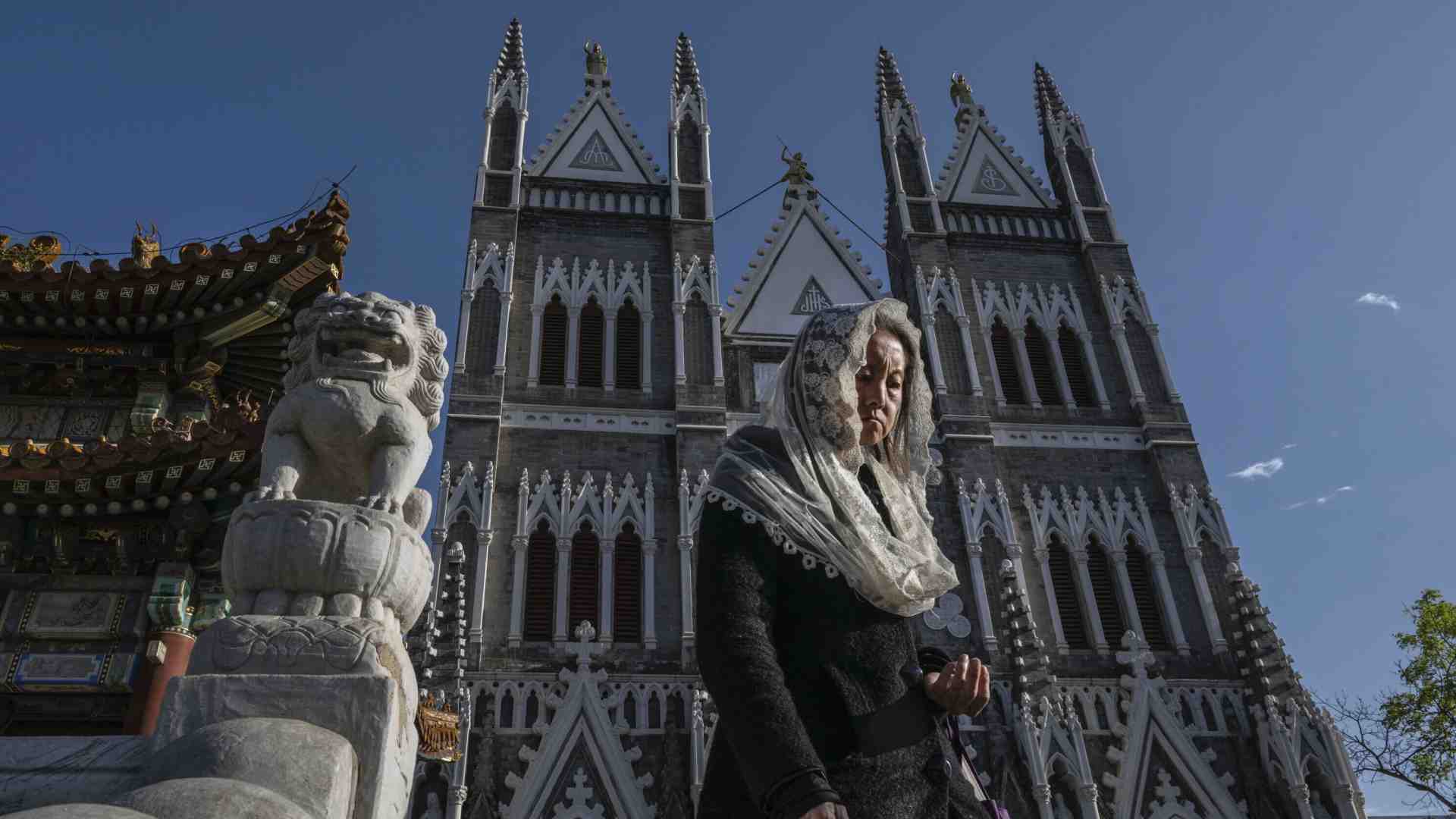 Immagine di China chooses bishops and fires a missile at the Conclave