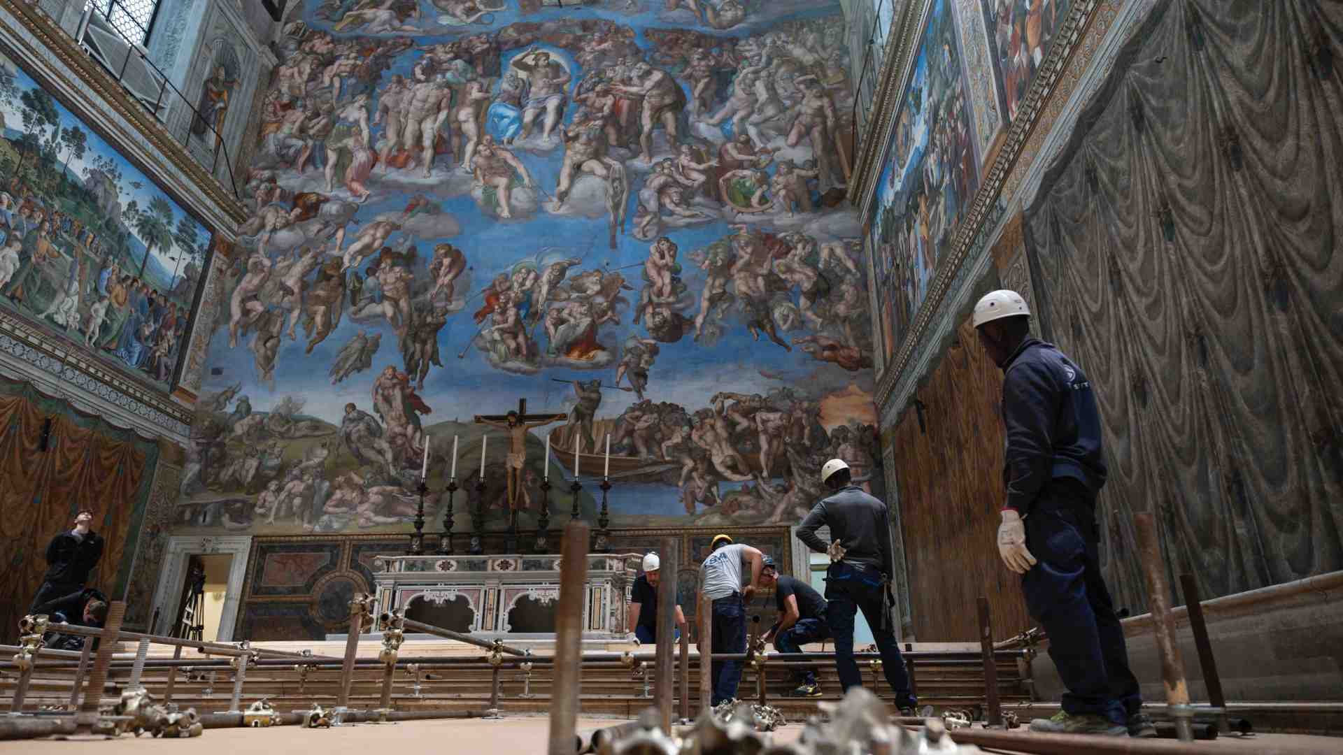 Immagine di Gli 80 sigilli, le vetrate oscurate, le due stufe... La logistica del Conclave