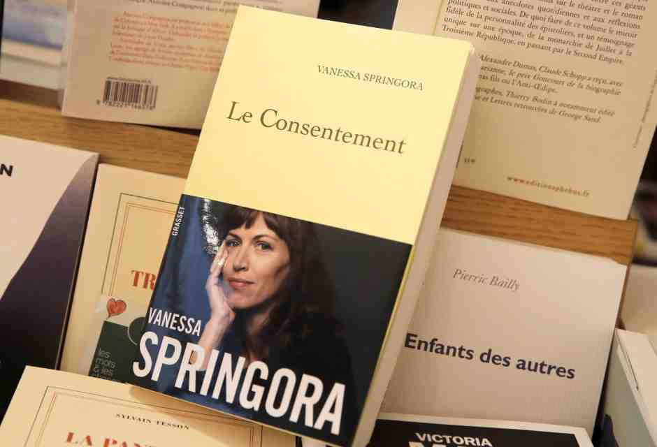 Il libro di Vanessa Springora su Gabriel Matzneff (foto LaPresse)
