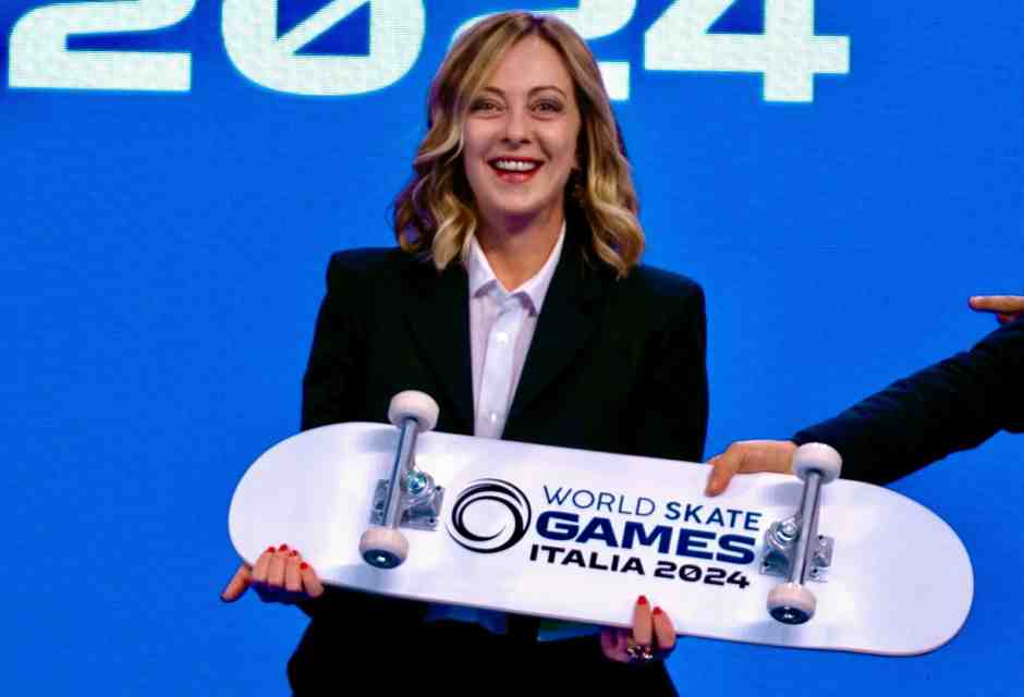 Gioielli, vestiti, tappeti, abiti, quadri ma anche riso e uno skate: ecco il tesoro di Meloni