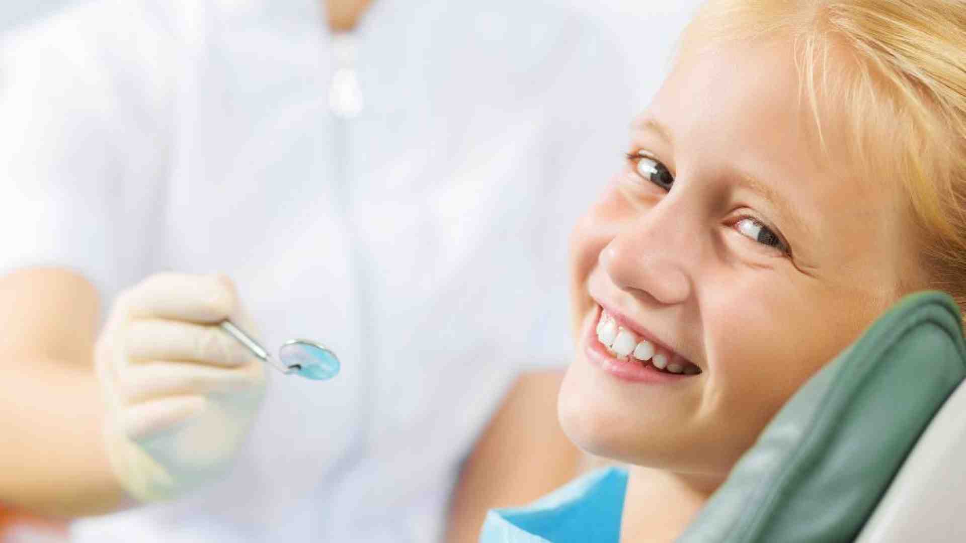 Immagine di Visite odontoiatriche ai ragazzi, gli universitari “adottano” la scuola
