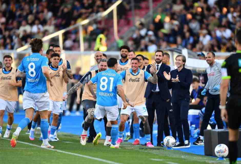 L'esultanza di Giacomo Raspadori dopo il gol su punizione contro il Lecce (foto LaPresse)