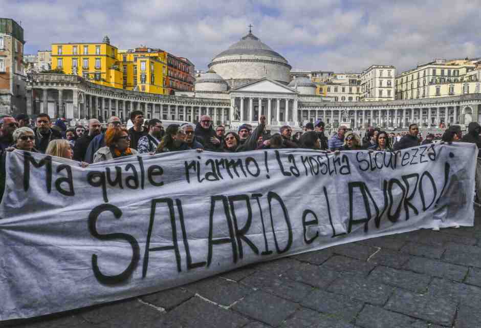 Una protesta a Napoli contro il piano per il riarmo europeo (foto Ansa)