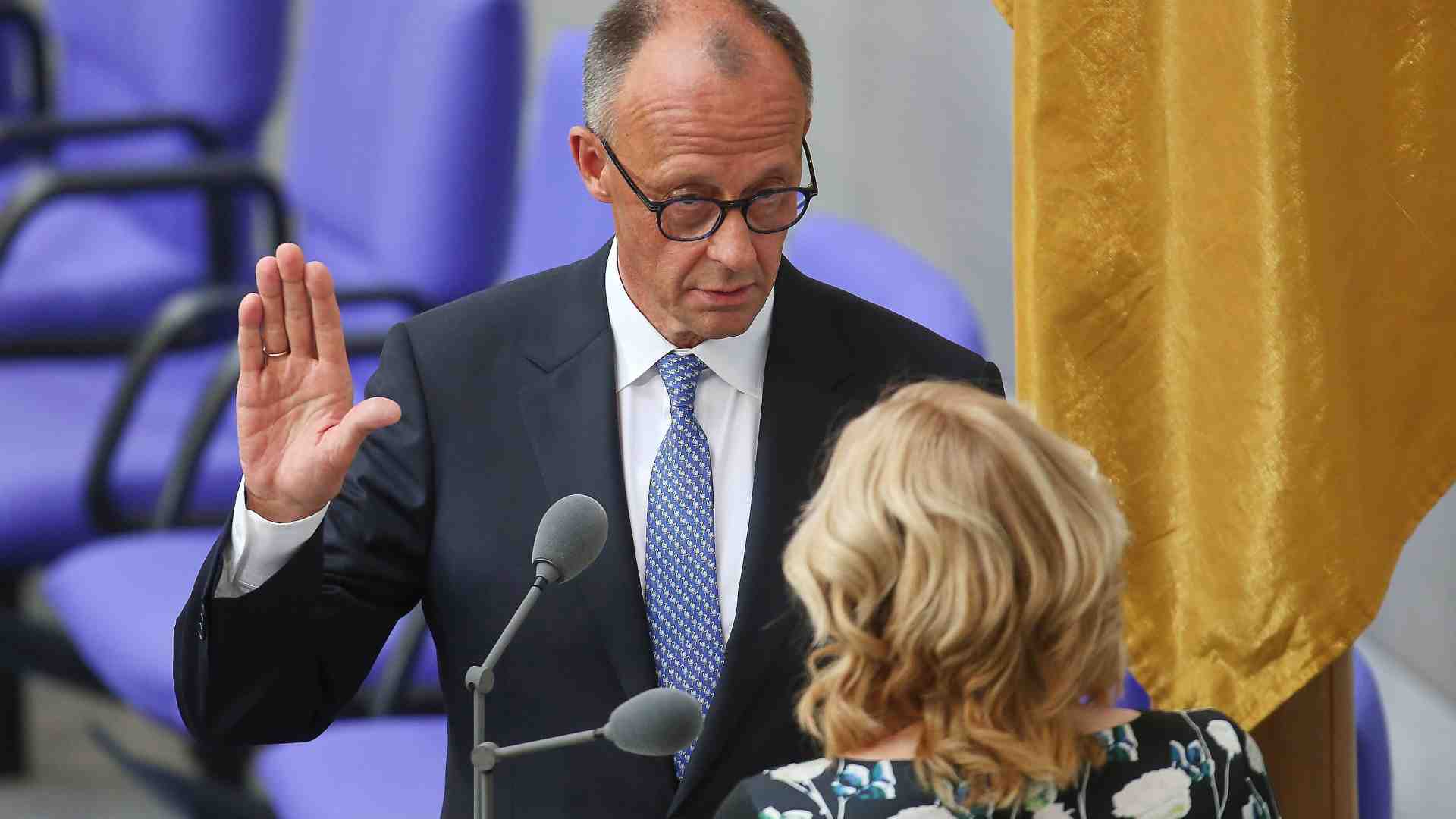 Immagine di Merz cancelliere al secondo voto. Ma la Germania ha tremato