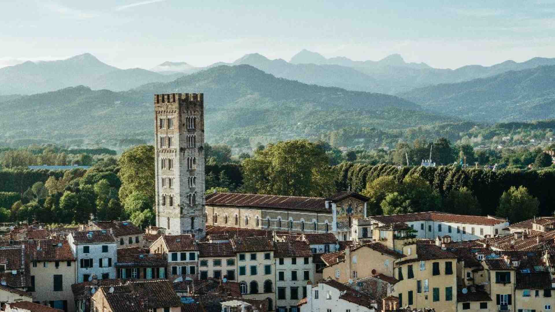 Immagine di Cosa ci insegna un campanile. Manuale per orientarsi in un tempo inquieto