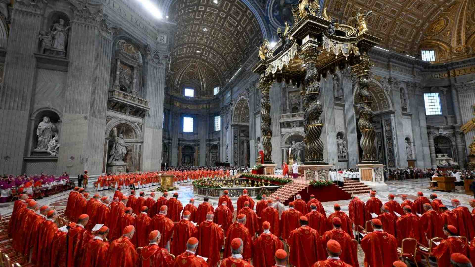Immagine di Il cardinale Re: «Un Papa per il bene della Chiesa e dell'umanità»