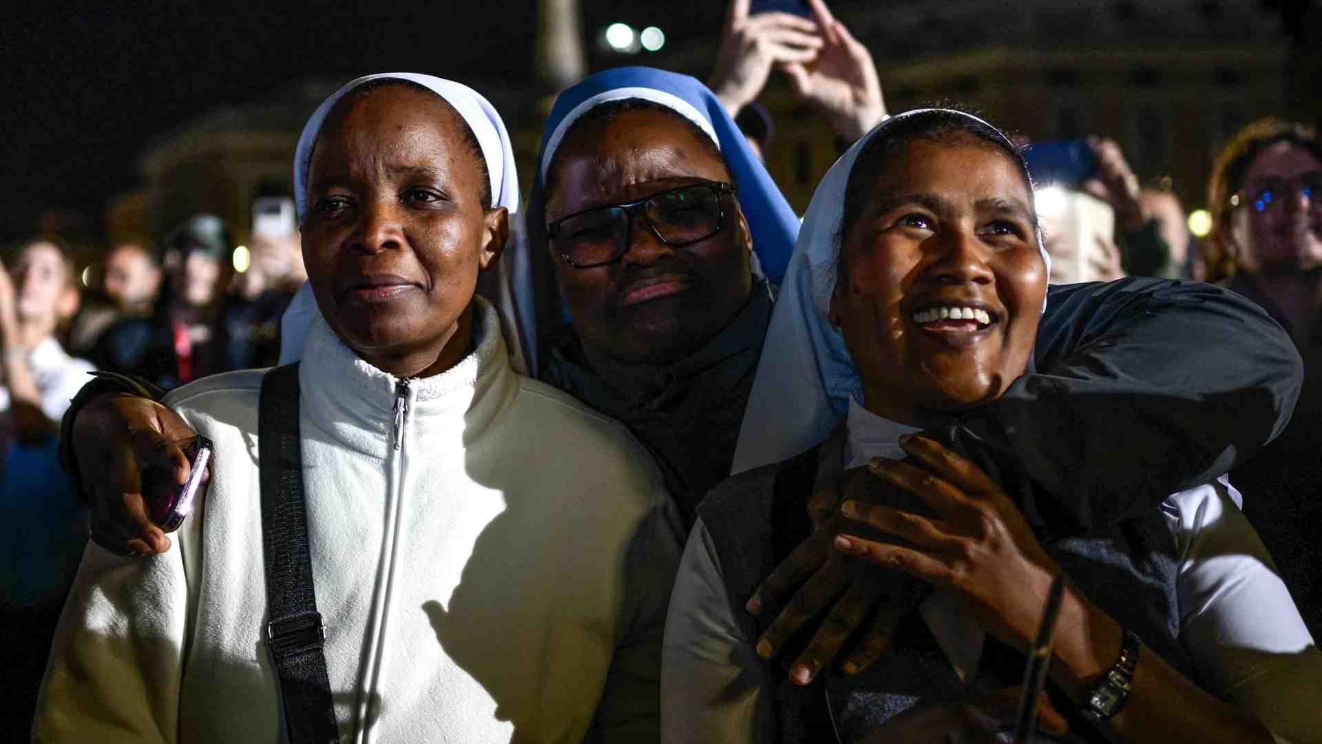 Immagine di Prima fumata nera. Oggi previsti quattro scrutini