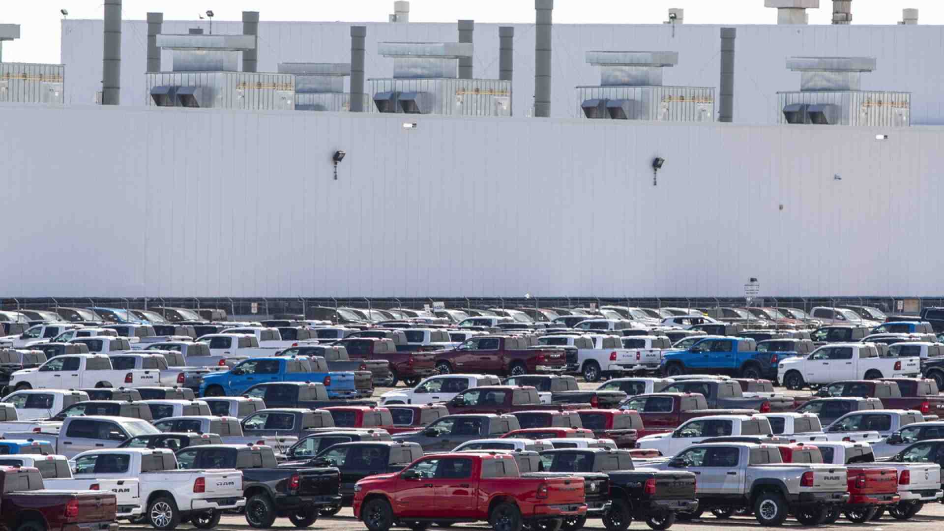 Immagine di Elkann e De Meo indicano gli “autodazi” sull’auto dell’Europa