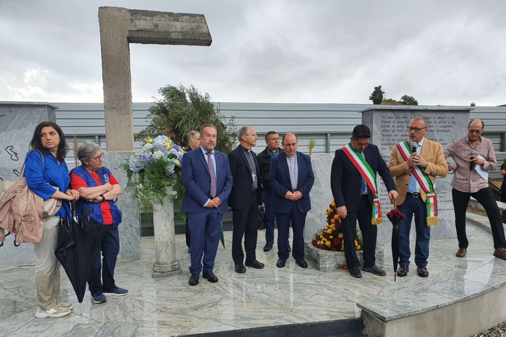 L’intervento delle autorità. Da sinistra: la direttrice Caritas di Reggio Calabria - Bova, Mariangela Ambrogio; la responsabile del Coordinamento ecclesiale per gli sbarchi, Bruna Mangiola; il Prefetto di Reggio Calabria, Massimo Mariani; l'arcivescovo di Reggio Calabria - Bova, Fortunato Morrone; il direttore di Caritas italiana, don Marco Pagniello; il sindaco facente funzioni del Comune di Reggio Calabria, Paolo Brunetti; il sindaco facente funzioni della Città di Reggio Calabria, Carmelo Versace; - D.I.