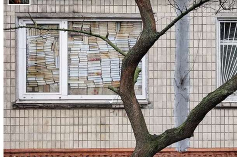 Ill profilo Facebook di Lev Ševcenko con la foto divenuta celebre dei libri a protezione della finestra - -