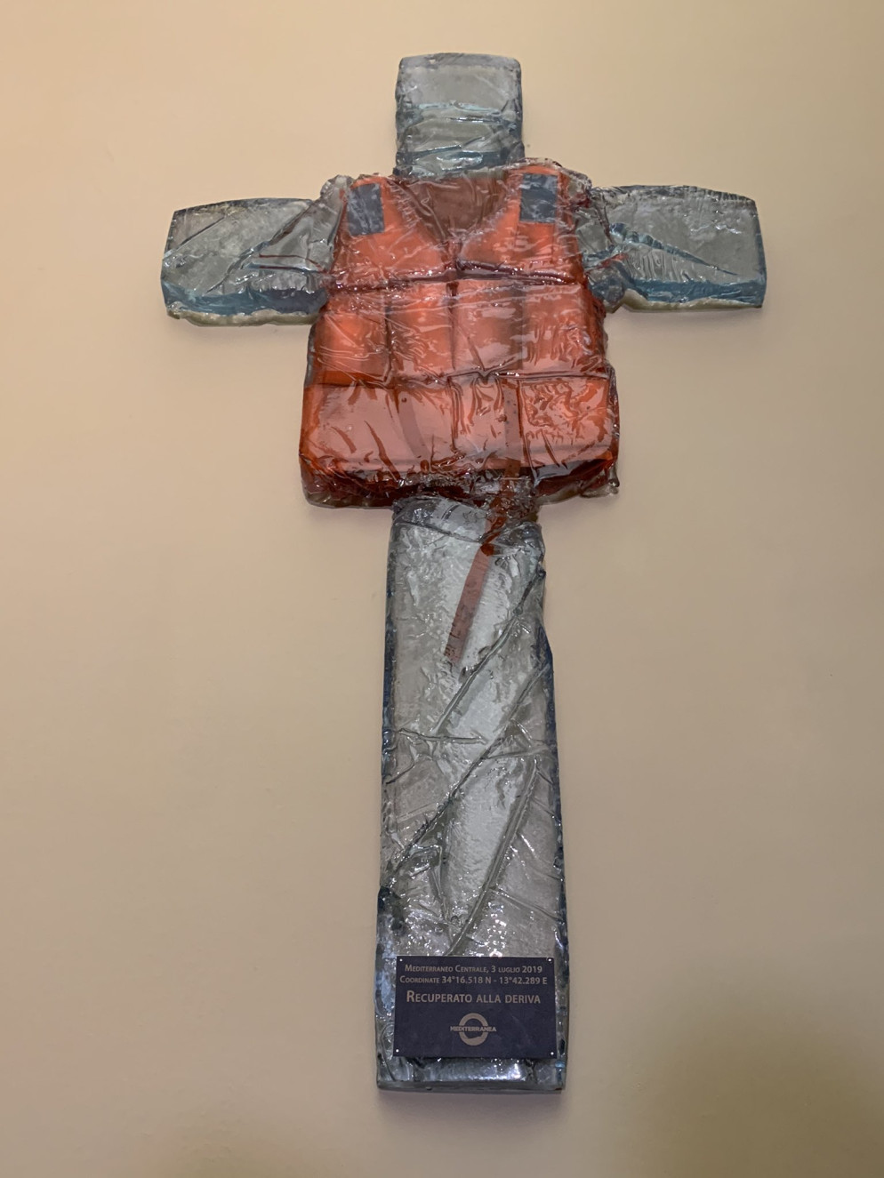 La Croce di Mediterranea apposta dal Papa all'ingresso del Palazzo Apostolico nel 2019 - Cindy Wooden Twitter