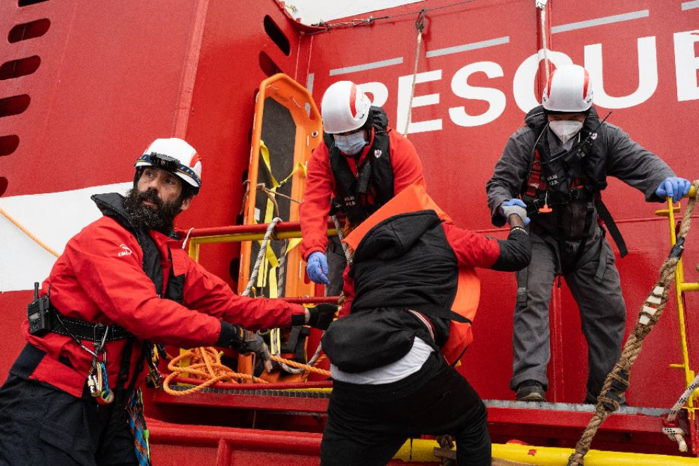 Il momento del trasbordo dai gommini di salvataggio alla "mothership" - © giuliopiscitelli