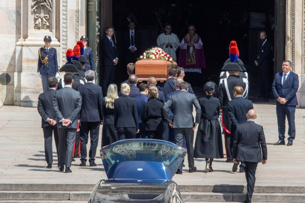 Il feretro di Silvio Berlusconi ai funerali in piazza Duomo, a Milano - Fotogramma