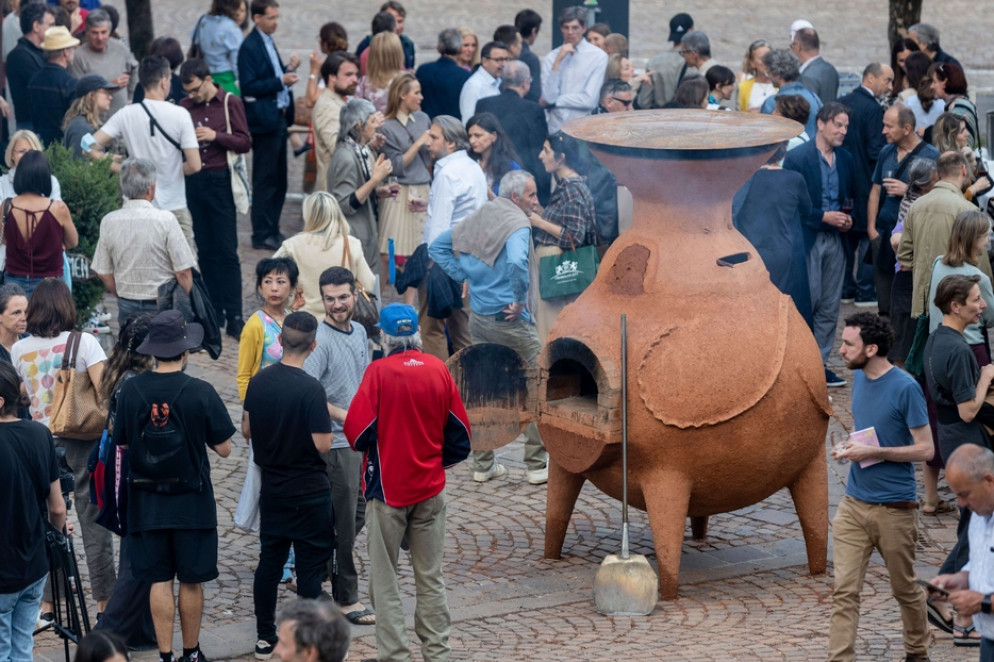 La "cerimonia del pane" di Gabriel Chaile durante l'inaugurazione di Biennale Gherdeina - Tiberio Sorbillo
