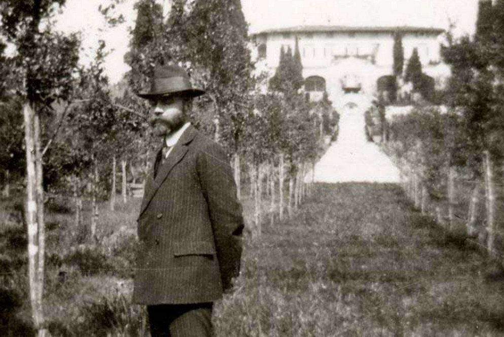Bernard Berenson e sullo sfondo la sua residenza I Tatti a Firenze - .