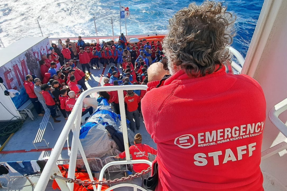 I migranti sul ponte della nave di Emergency - Liverani