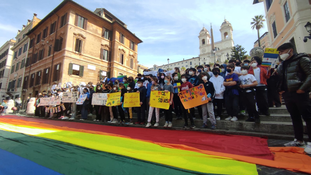 Più di cento ragazzi delle medie in piazza per la pace - Foto Palmucci