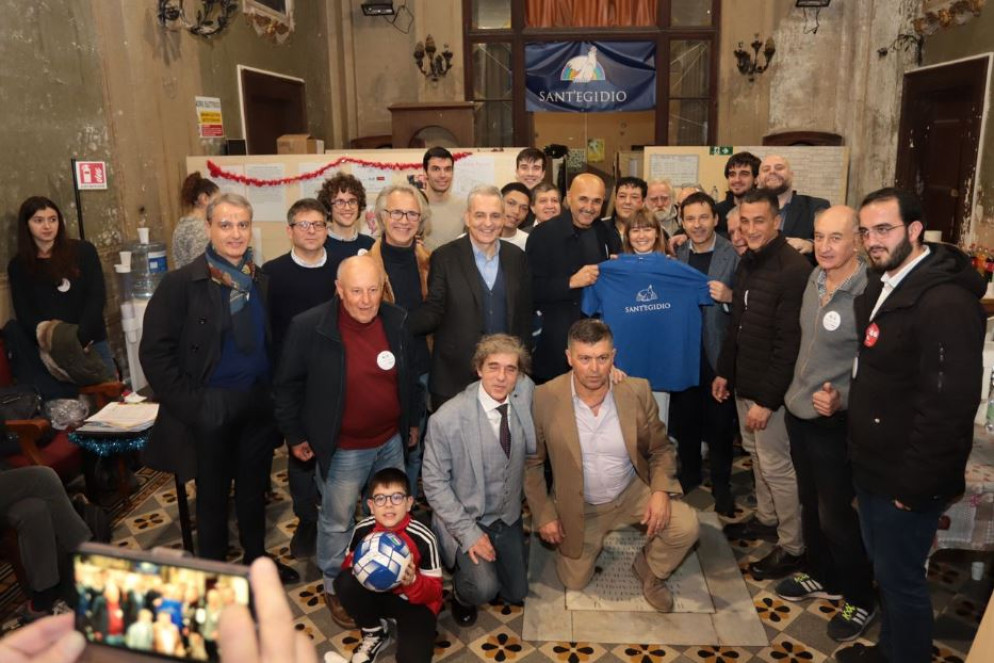 Foto di gruppo col CT della Nazionale al Buon Pastore - Comunità di Sant'Egidio