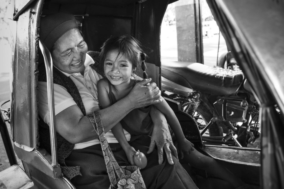 Lisa Kristine, "Philippines" - Nuns hearling hearts