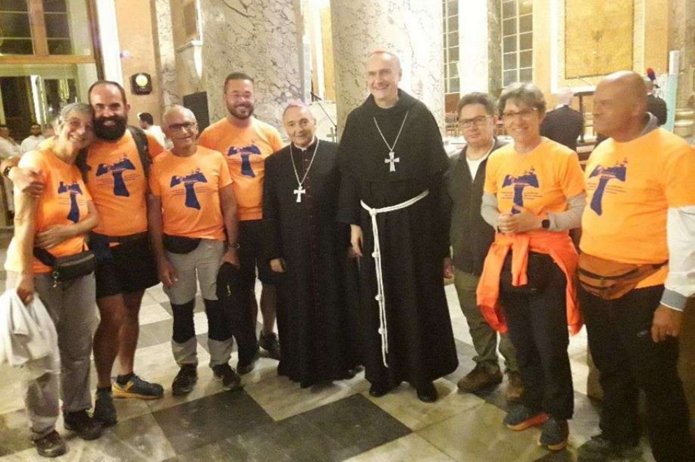 I pellegrini con il cardinale Gambetti al centro - Q.Cappelli