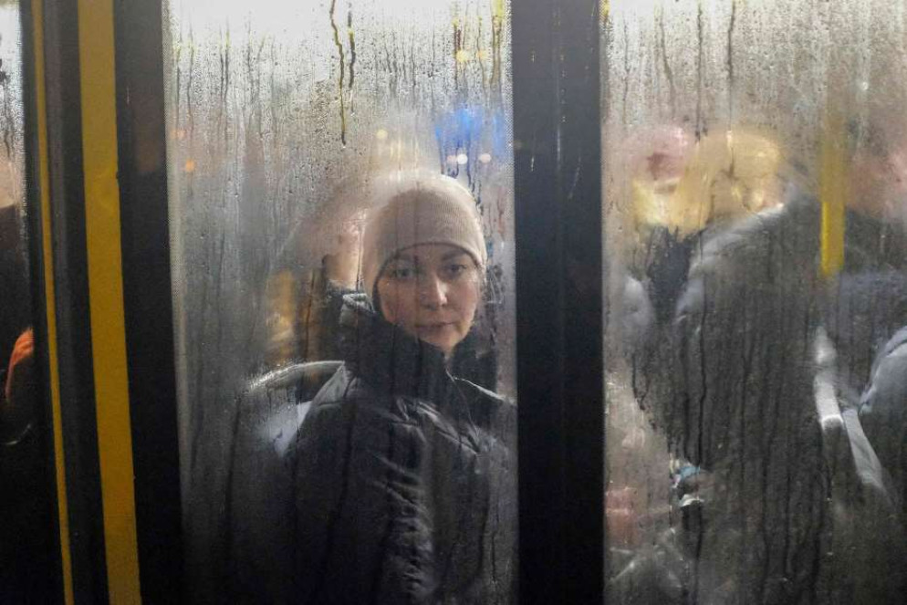 Una donna in un autobus a Kiev - Ansa