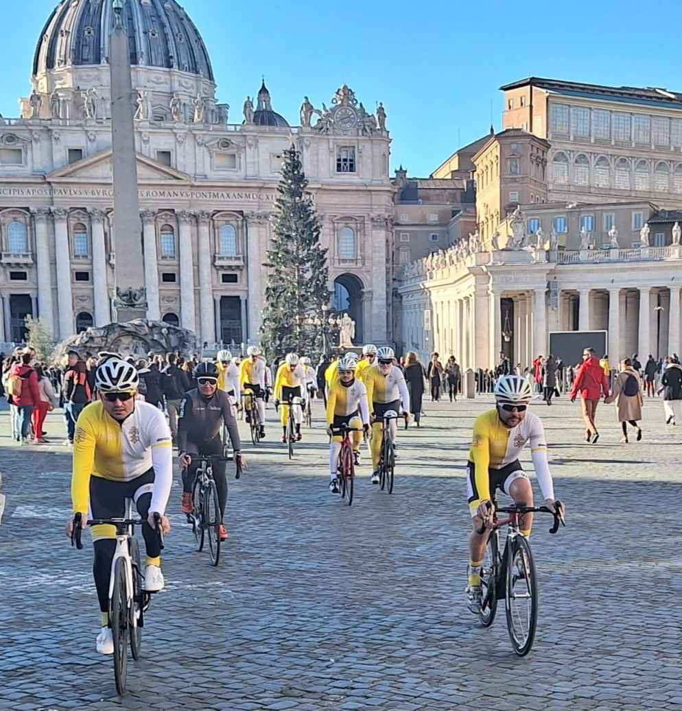 I ciclisti alla partenza a San Pietro - Athletica Vaticana