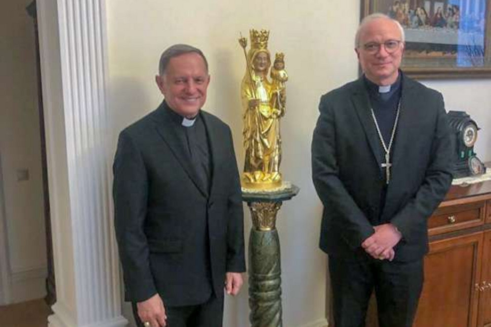L’arcivescovo di Cagliari e vicepresidente della Cei, Giuseppe Baturi (a destra), con l’arcivescovo latino, monsignor Mieczyslaw Mokrzycki - .