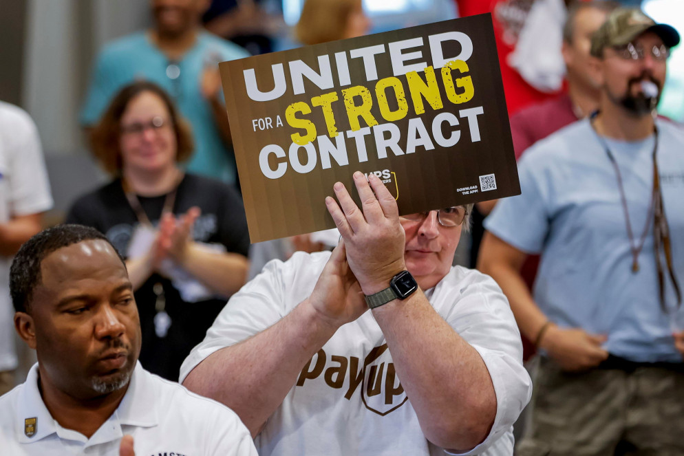 Una protesta dei lavoratori del gigante della logistica Ups: per Deaton lo scarso potere dei sindacati è uno dei grandi problemi dei nostri tempi - Ansa