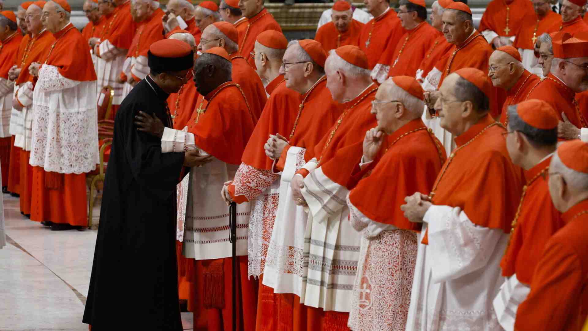 Immagine di Chi sono i sette cardinali vestiti con abiti diversi al Conclave