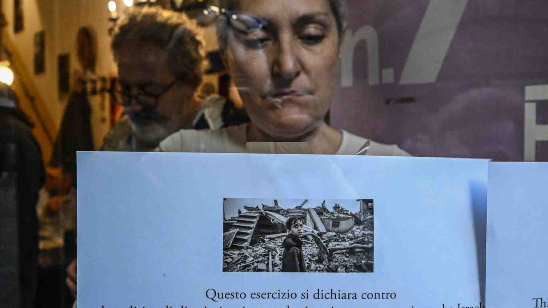 Immagine di Quando il saggio indica il dito, il vile ulula alla luna