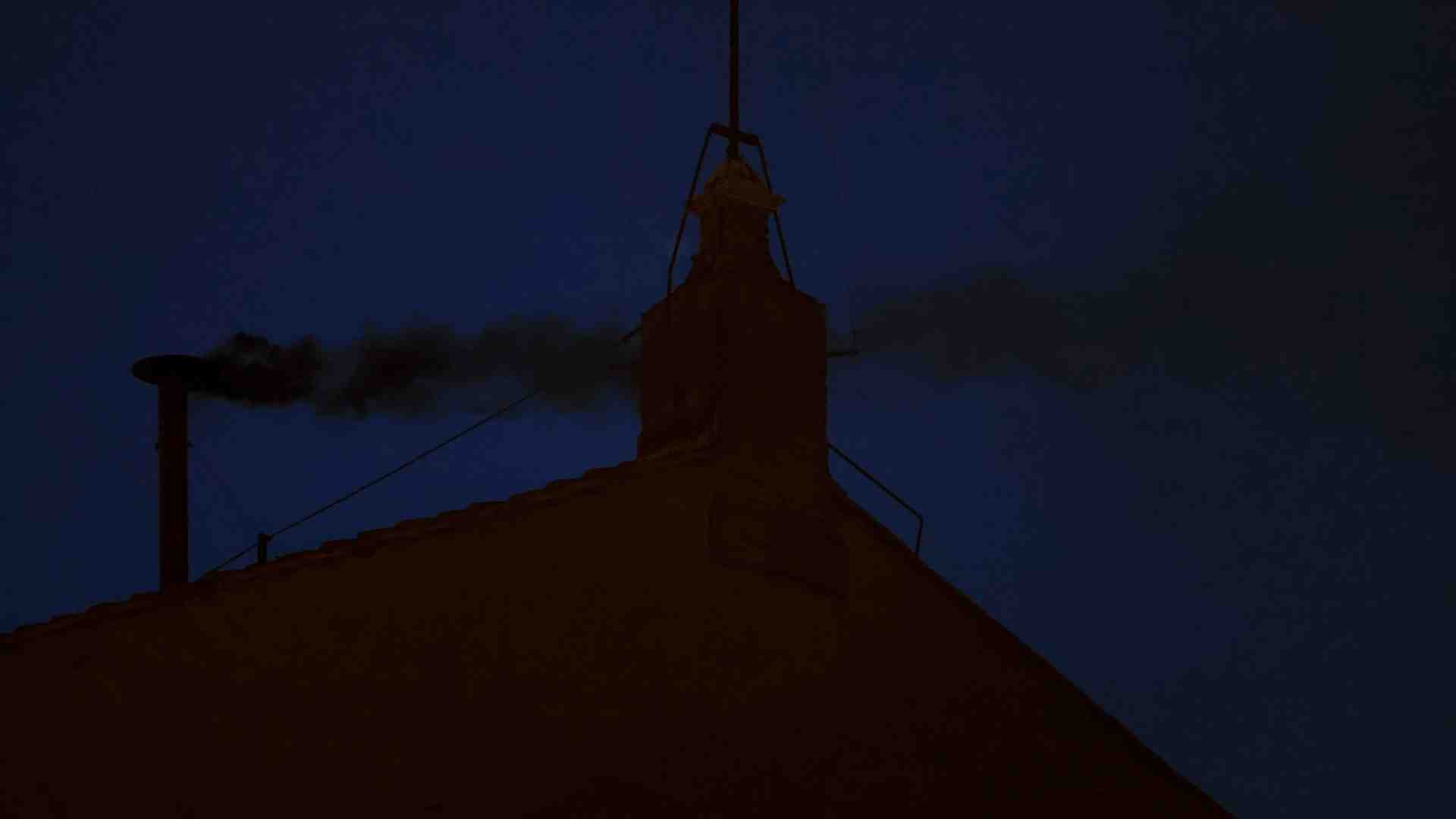 Immagine di Una fumata nera che più nera non si può. I cardinali non vanno di fretta