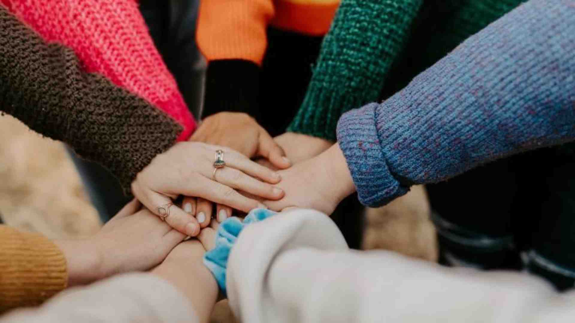Immagine di Il volontariato di competenza fa bene alla società e alle aziende