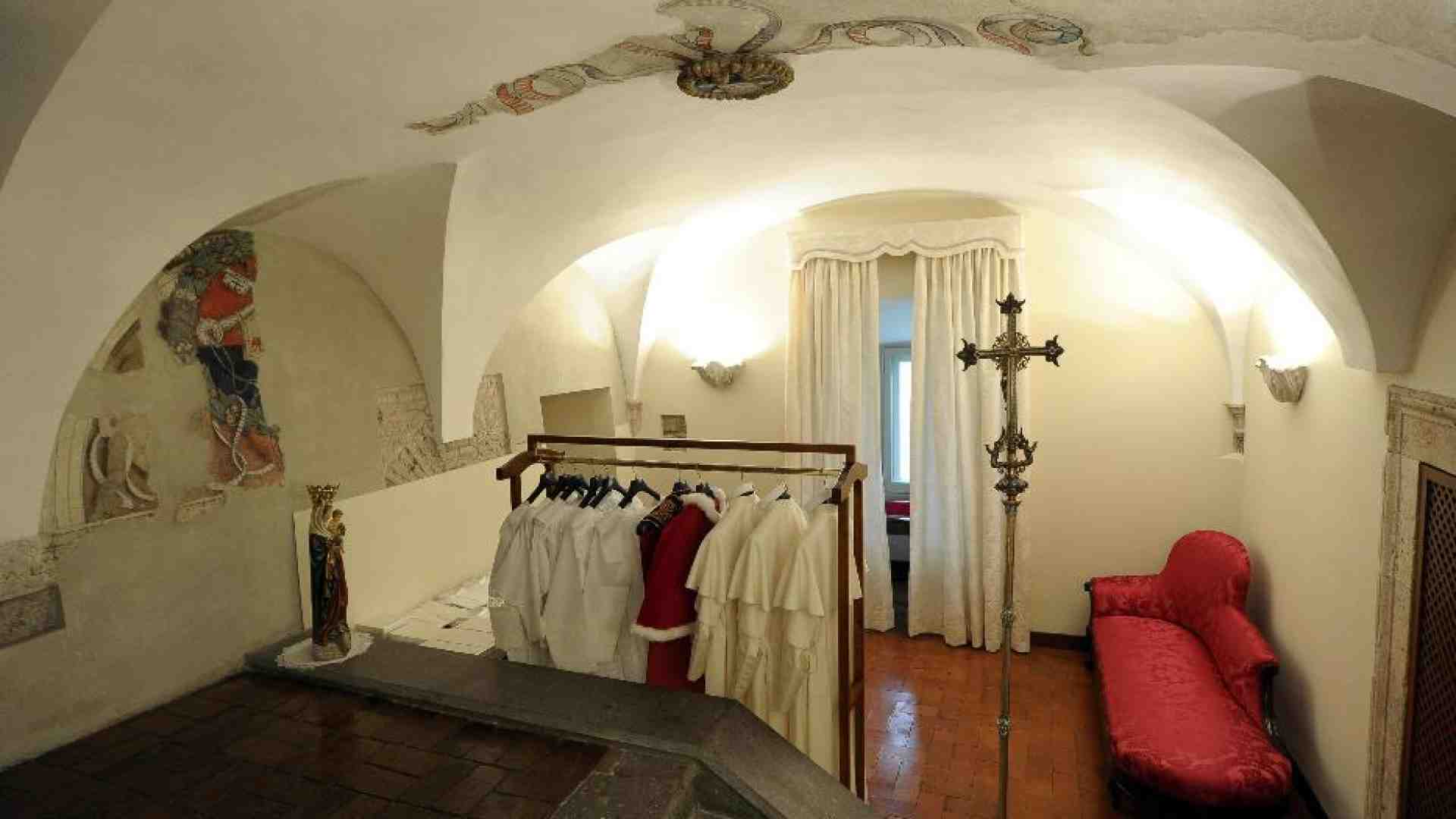Immagine di La stanza delle lacrime, la vestizione: cosa sta facendo adesso il nuovo Papa