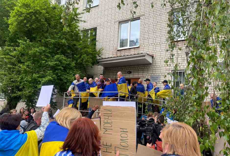 A Chernihiv, tra gli ucraini liberati con i segni di torture addosso e le famiglie che aspettano i dispersi