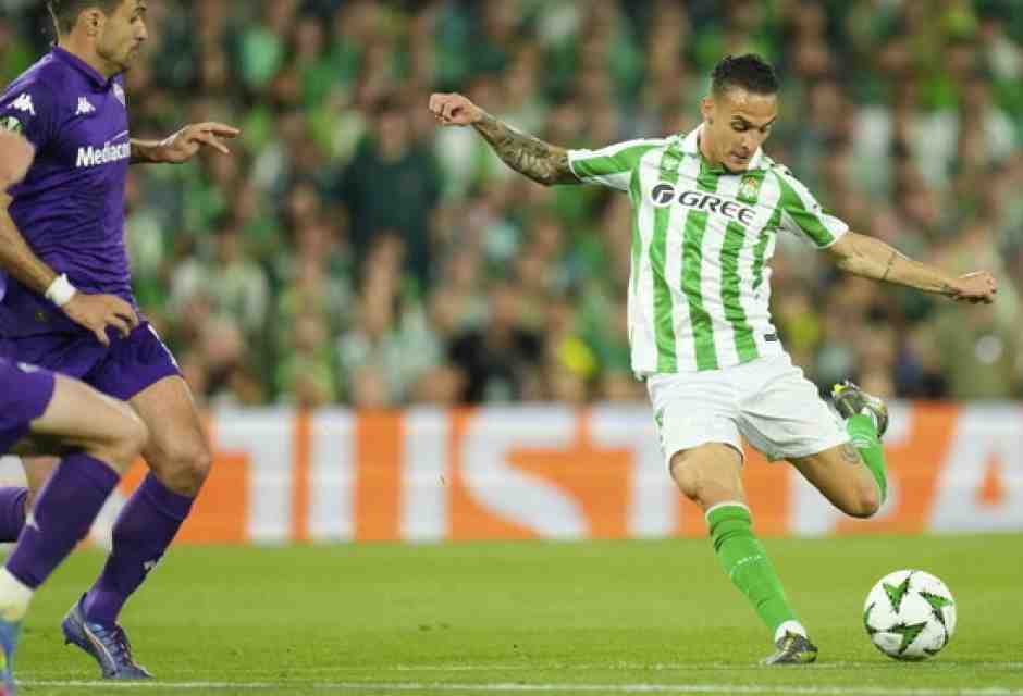 L'attaccante brasiliano del Betis Siviglia Antony (foto Ap, via LaPresse)
