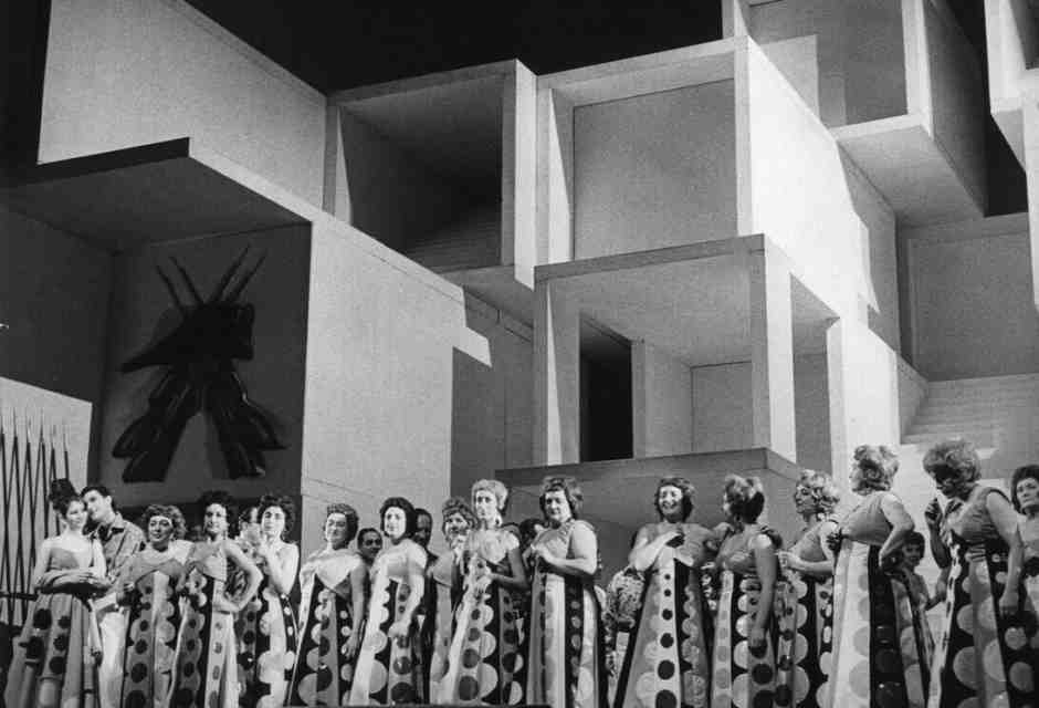 Le sigaraie della &ldquo;Carmen&rdquo; al Teatro Comunale di Bologna, 1967: regia di Alberto Arbasino, scenografia di Vittorio Gregotti, suggeritore Roland Barthes