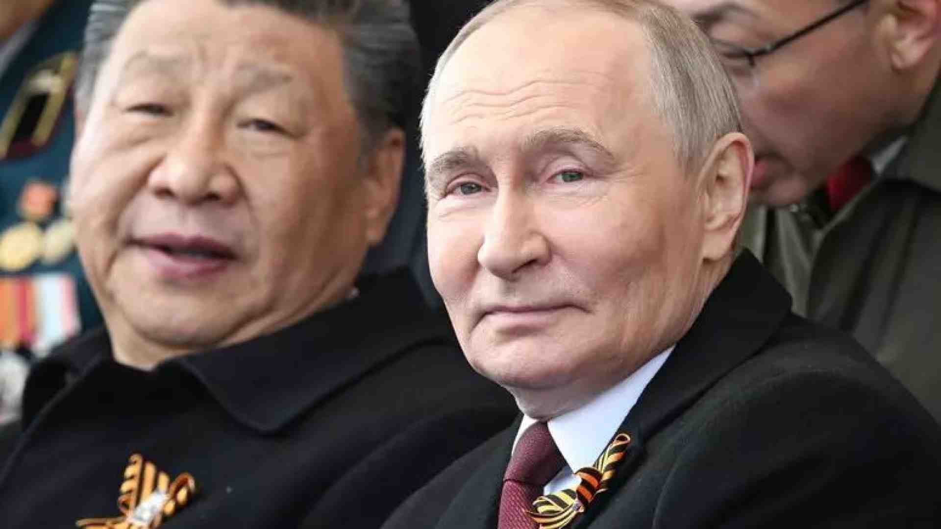 Immagine di Putin e i suoi “fratelli” alla parata. E l'Ue vuole processarlo
