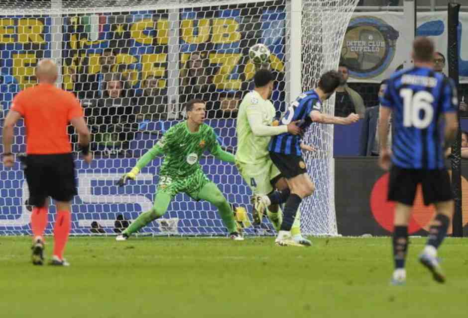 Il gol di Francesco Acerbi contro il Barcellona nella semifinale di ritorno della Champions League (foto LaPresse)