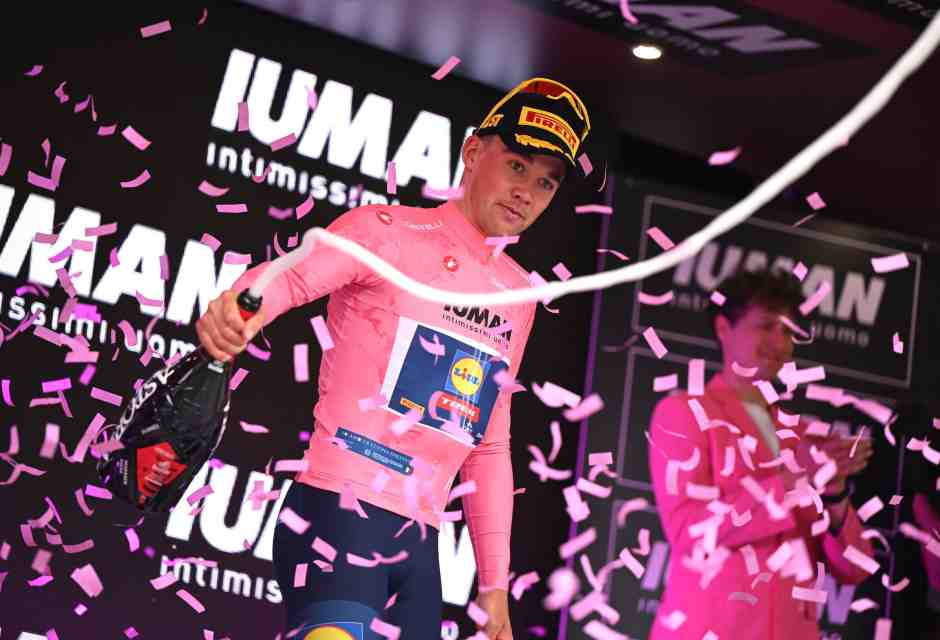 Mads Pedersen con la prima maglia rosa del Giro d'Italia 2025 (foto Getty Images)