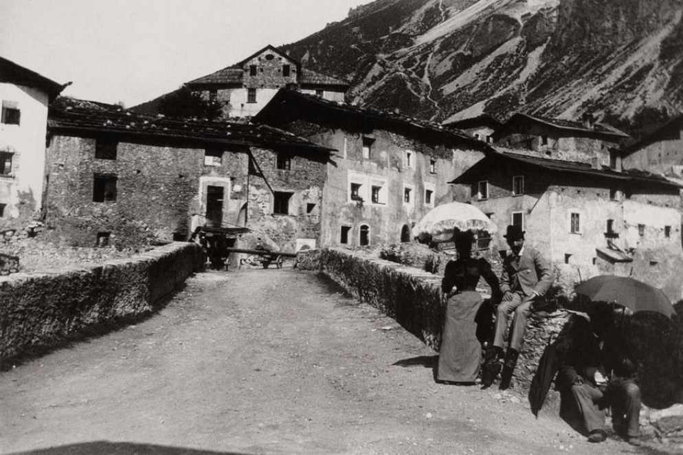 Verga fece anche fotogragfie alle terre della Sicilia e ai suoi abitanti, come questa esposta nell'ottobre scorso a Modena - .