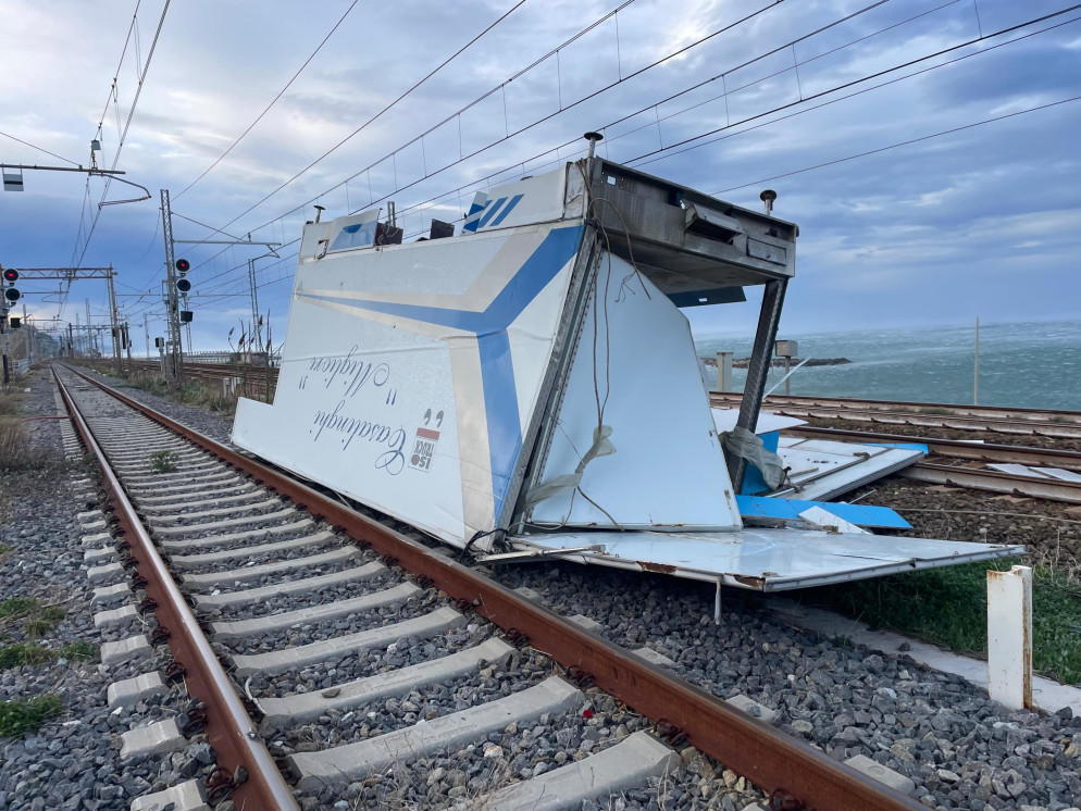 Un container rovesciato sui binari a San Lucido, in Calabria, a causa del maltempo che ha provocato nuovi disagi il 14 gennaio - ANSA