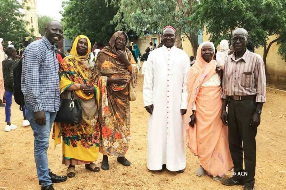 il vescovo Yunan Tombe con alcuni fedeli della diocesi di El-Obeid - Aid to the Church in Need