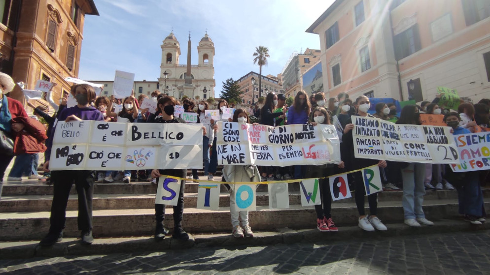 I ragazzi delle scuole medie in piazza per la pace - Foto Palmucci