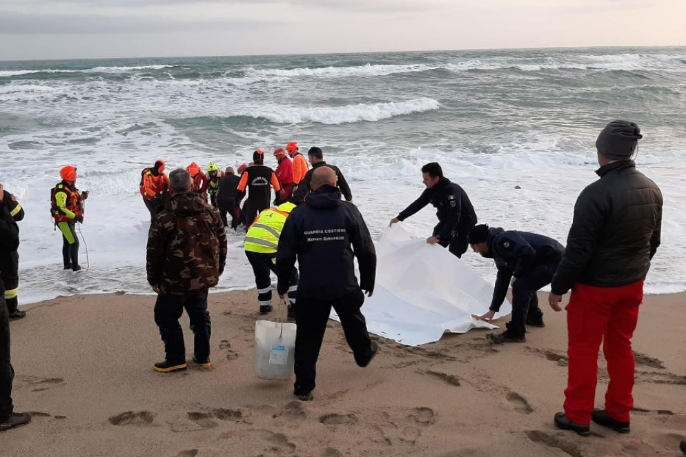 I soccorsi sulla spiaggia di Cutro dopo il naufragio - Ansa